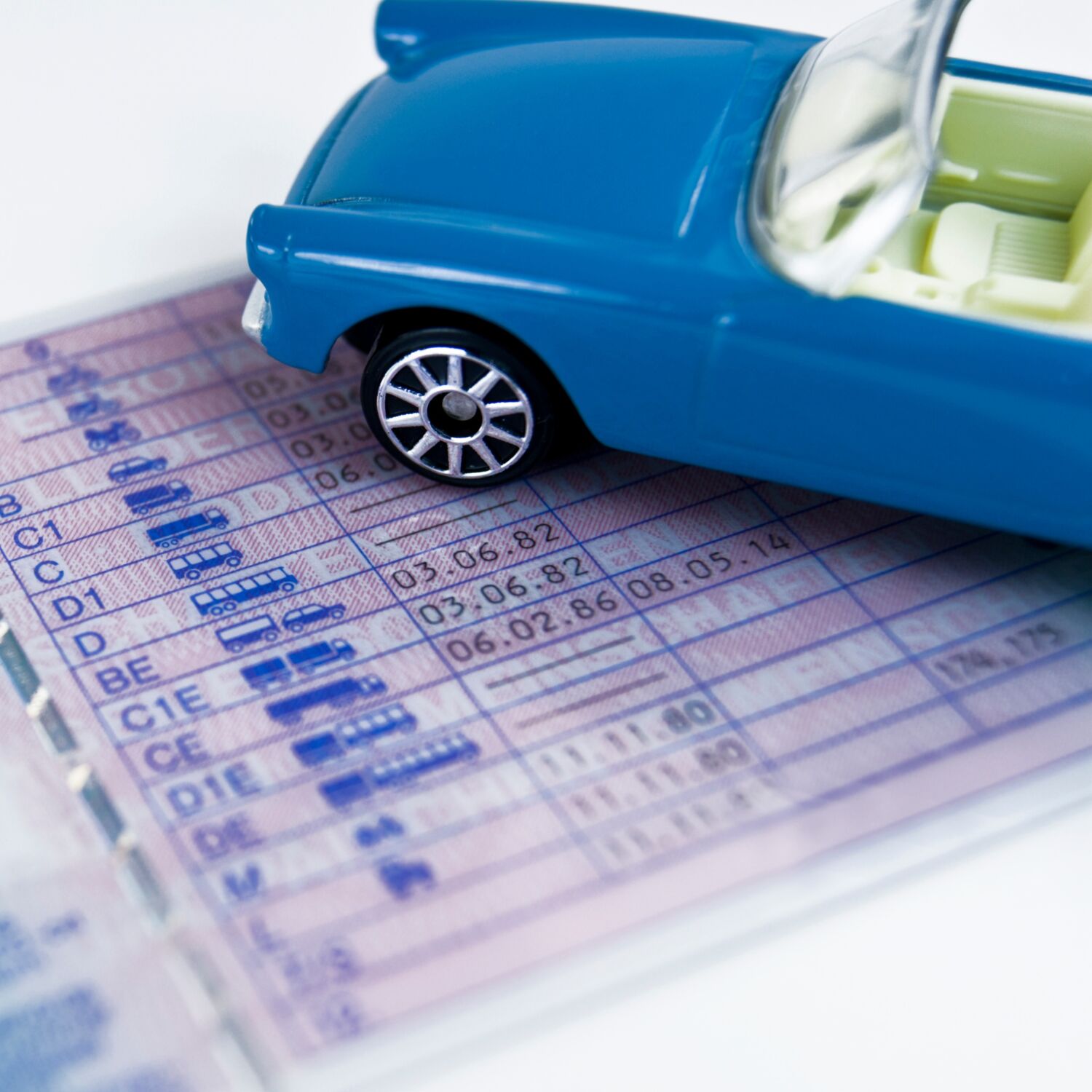 Autopista hacia el cambio: las nuevas normas sobre el permiso de conducción de la Unión