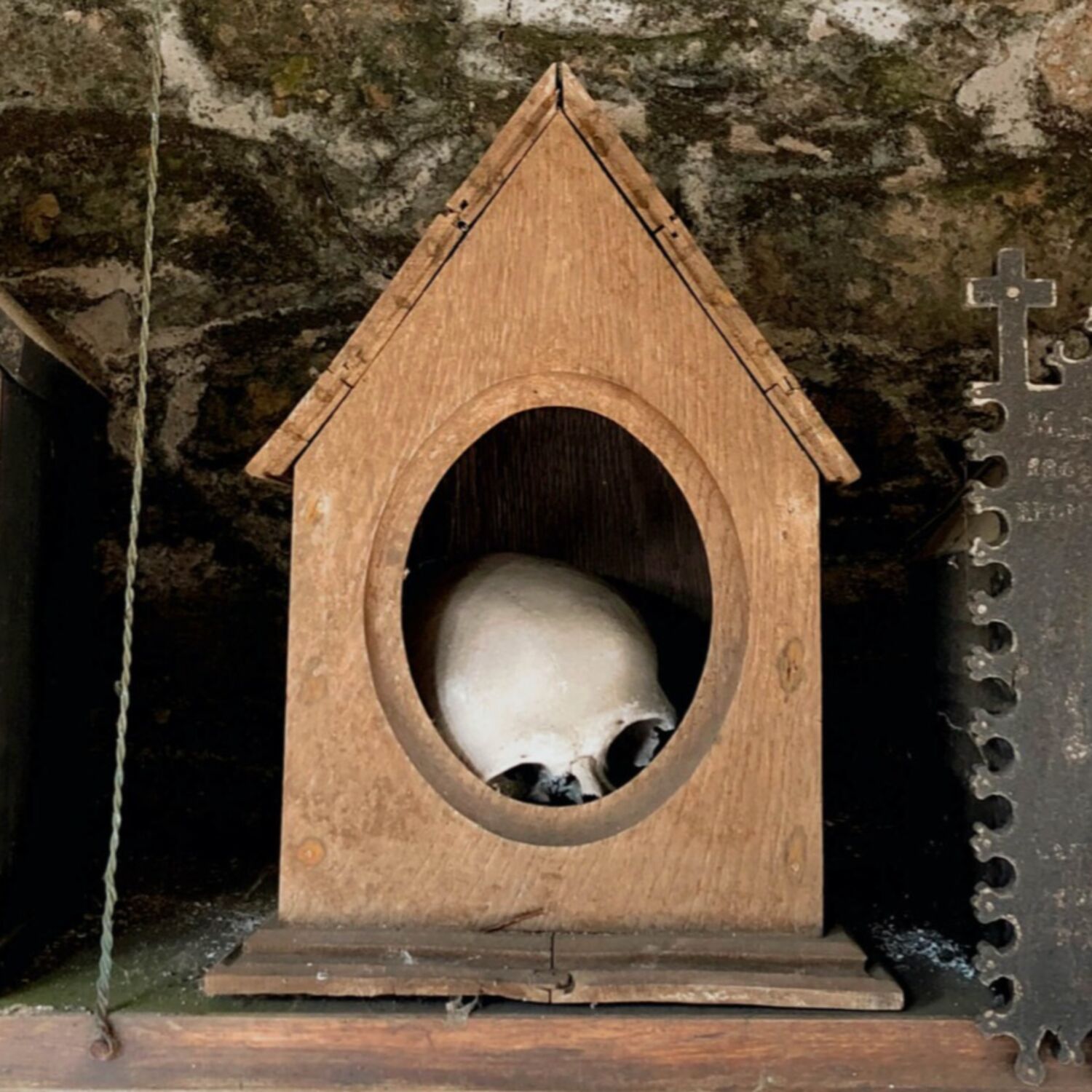 Les « Boîtes à crânes » : connaissez vous ce rite macabre et fascinant très répandu en Bretagne ?