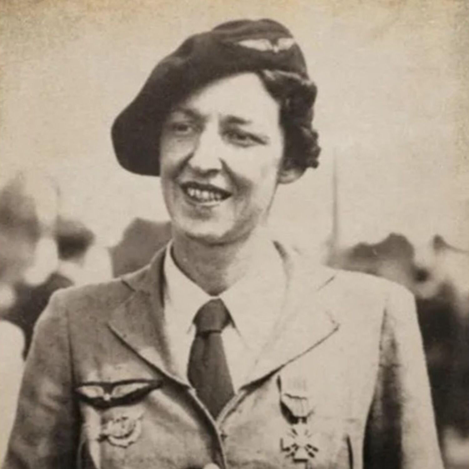 Née à Paimpont, elle devient la "Femme oiseau" ! Découvrez...