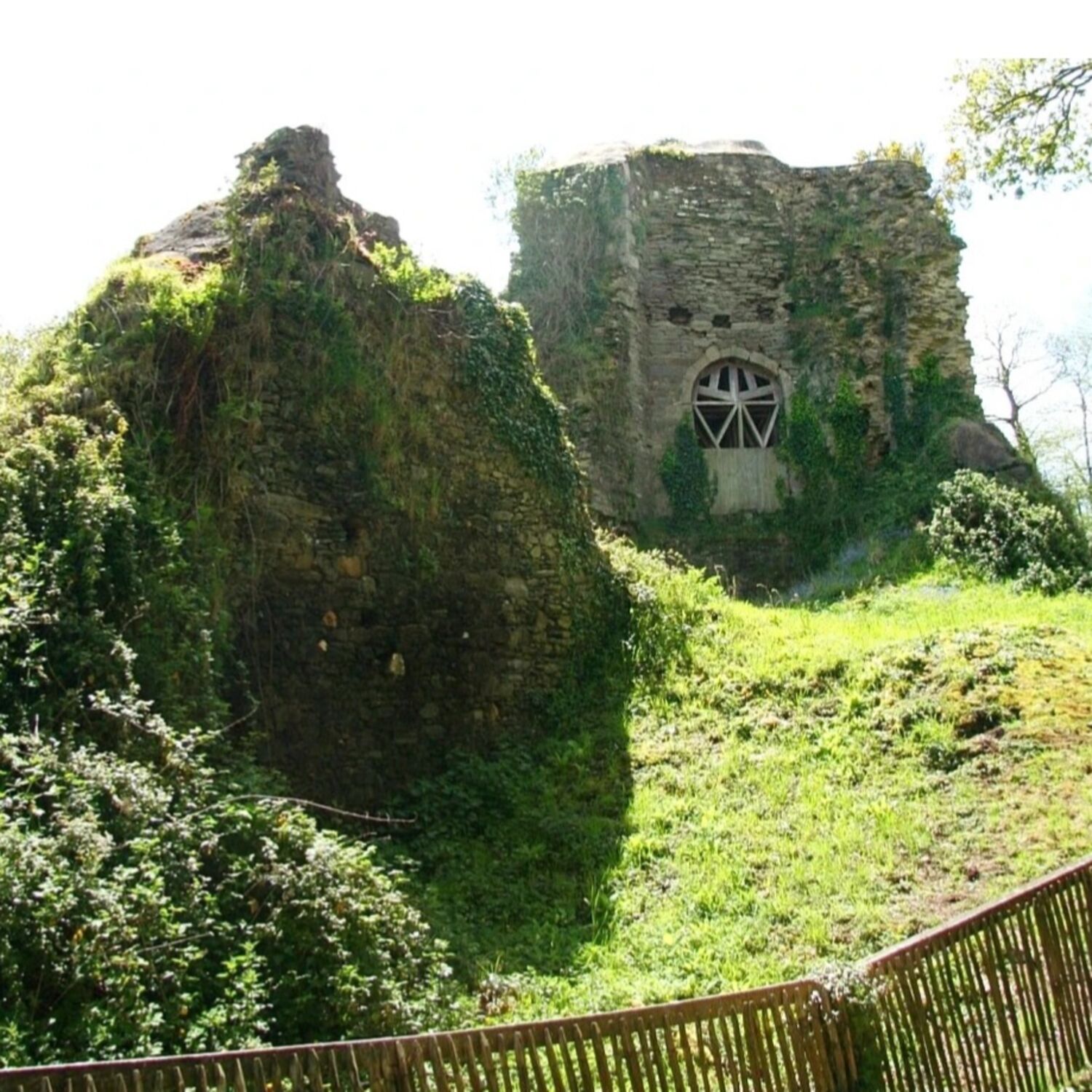 Un château féodal oublié : Saint-Thégonnec