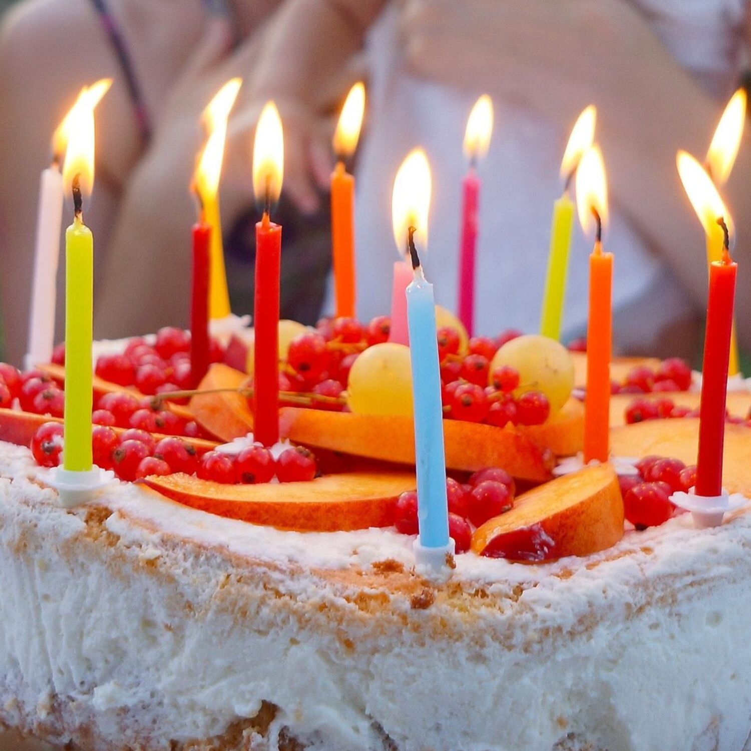 Pourquoi souffle-t-on des bougies à un anniversaire ? Pourquoi souffle-t-on des bougies à un anniversaire ?