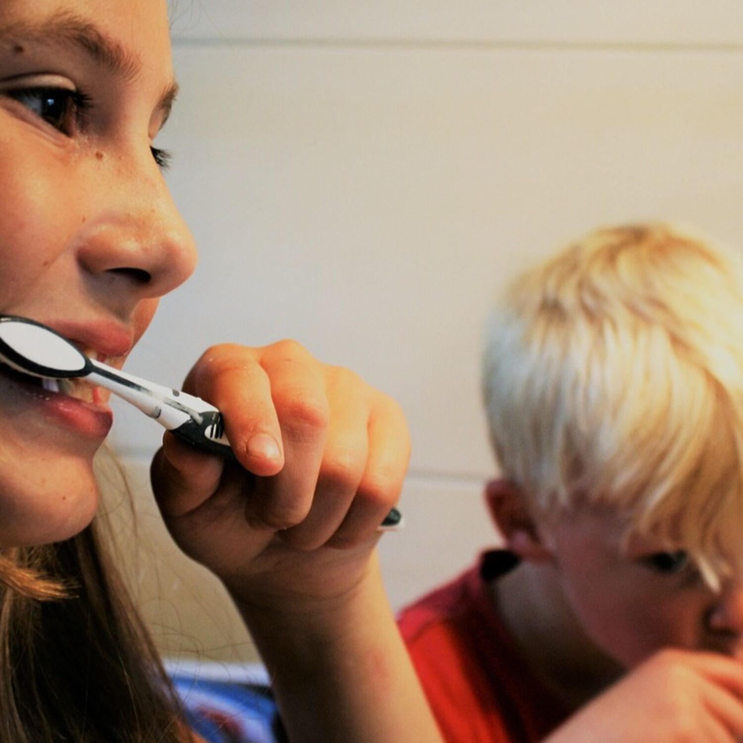 Faut-il mouiller la brosse à dents avant le brossage ?