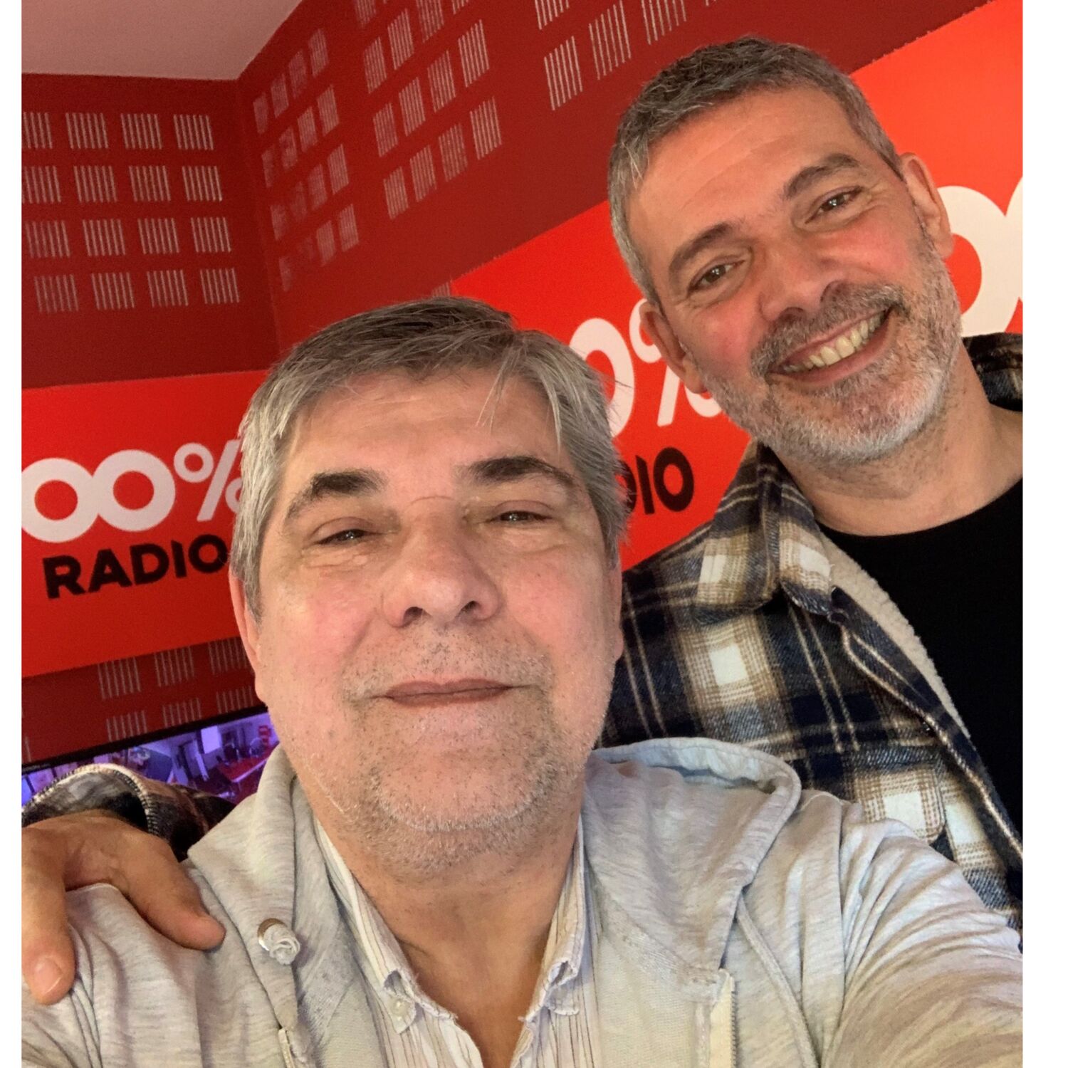 100% chez vous dans les  P.O avec PHILIPPE : Julien du  Médiator à...