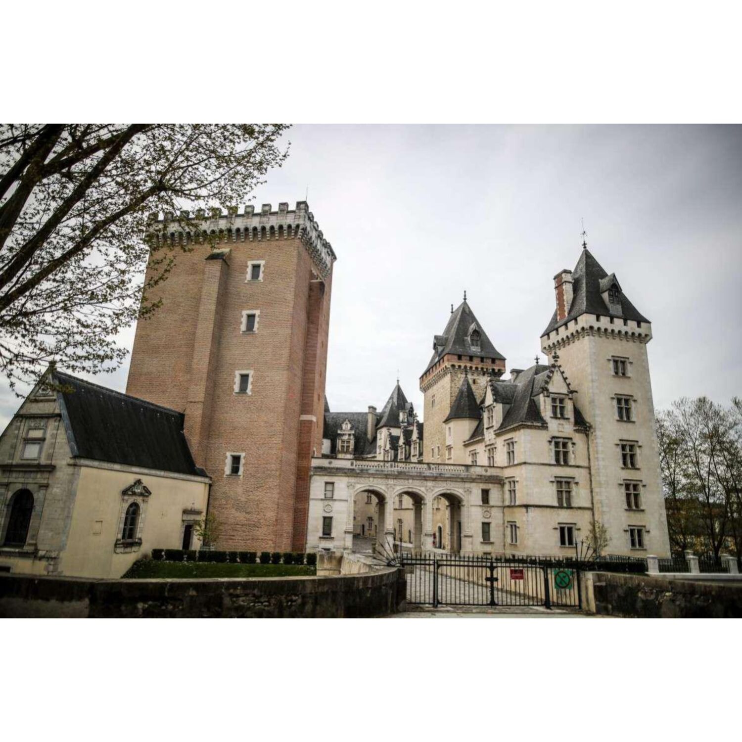 La balade du jour sur 100% radio en Béarn le château de  Pau