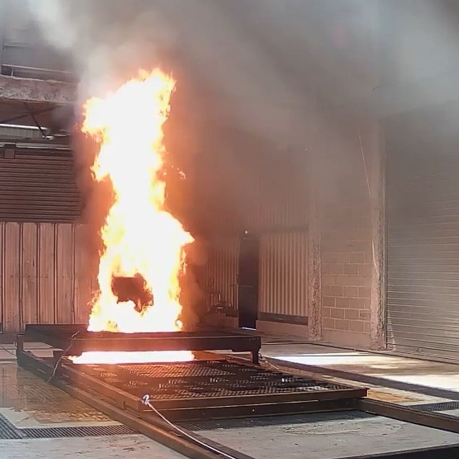 A Saint-Marcel, le CNPP a construit un nouveau hall de test des batteries automobiles face au feu