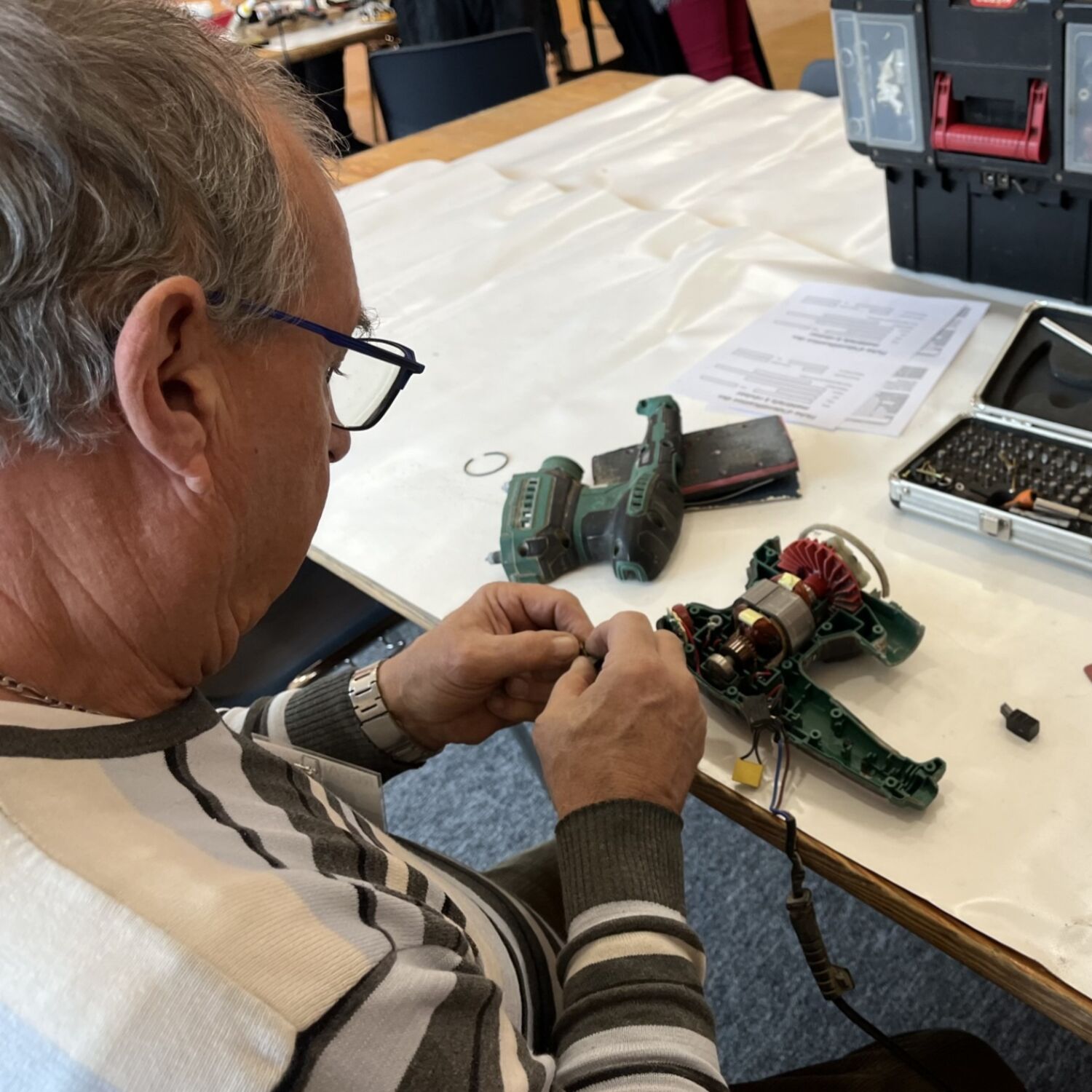Réparer plutôt que jeter, c'est le principe des "repair café"