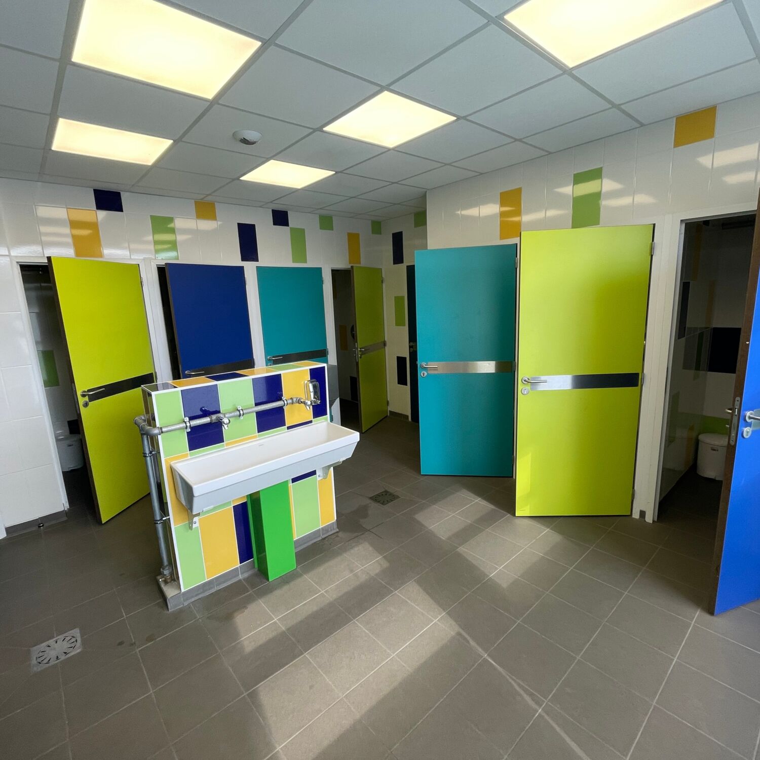 Les collèges sarthois passent aux toilettes mixtes