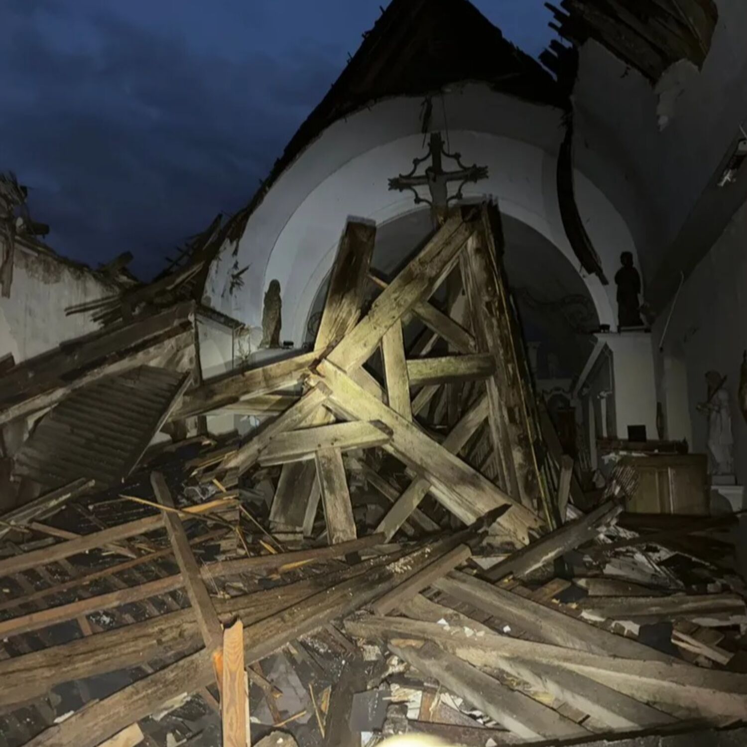 Six mois après l'effondrement du clocher, l'église de Valailles attend sa reconstruction episode artwork