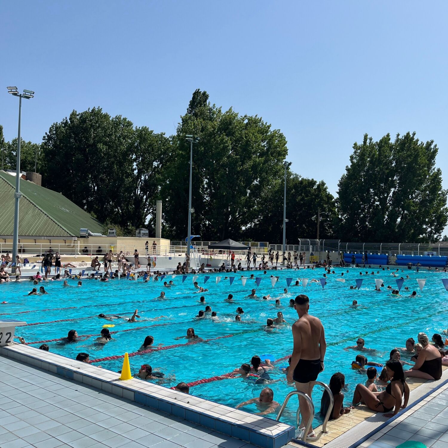 Canicule : à Rouen, les bassins font le plein episode artwork