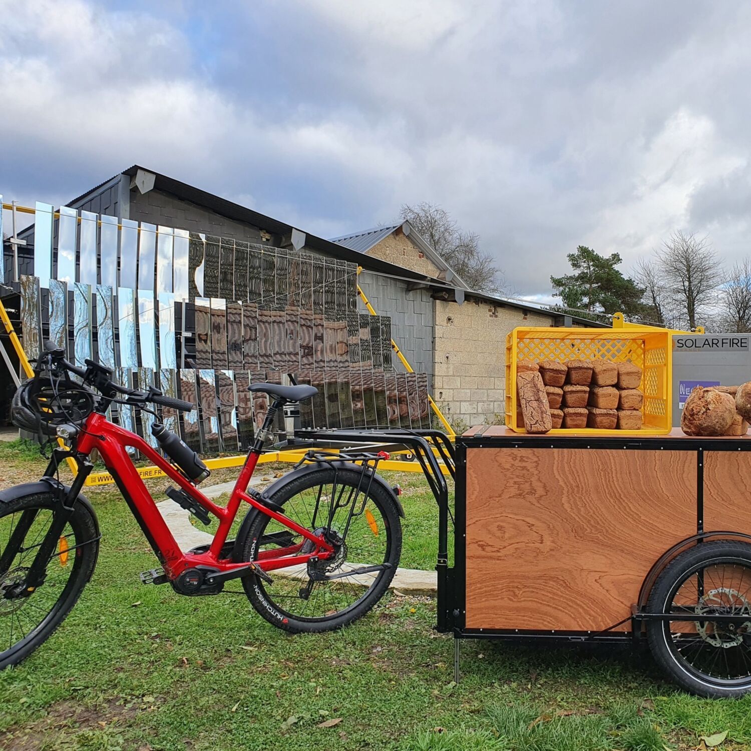Arnaud Crétot livre à vélo son pain cuit au four solaire