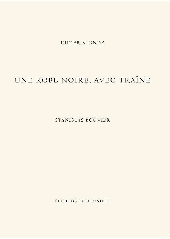 Une robe noire, avec traîne Didier Blonde