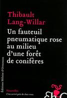 Un fauteuil pneumatique rose au milieu d'une forêt de conifères