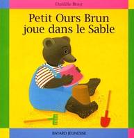 Petit Ours brun Joue dans le sable