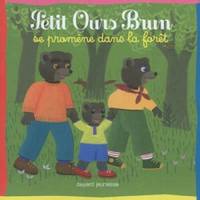 PETIT OURS BRUN SE PROMENE DANS LA FORET