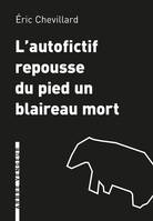 L'Autofictif  repousse du pied un blaireau mort