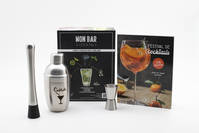 Coffret Mon bar à cocktails, Contient un shaker élégant en acier mat brossé, un doseur et un pilon en acier ainsi que son nouveau livre de plus de 115 recettes de boissons avec et sans alcool