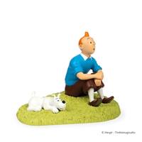 tintin assis dans l herbe resine