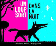 Un loup sort dans la nuit