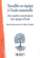 Travailler en équipe à l'école maternelle des maîtres construisent leur équipe d'école, des maîtres construisent leur équipe d'école