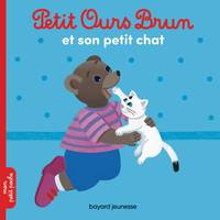 Petit Ours brun, mon petit poche, Petit Ours Brun s'amuse avec son chat