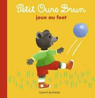 Petit Ours Brun joue au foot