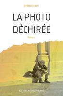 La photo déchirée, Roman