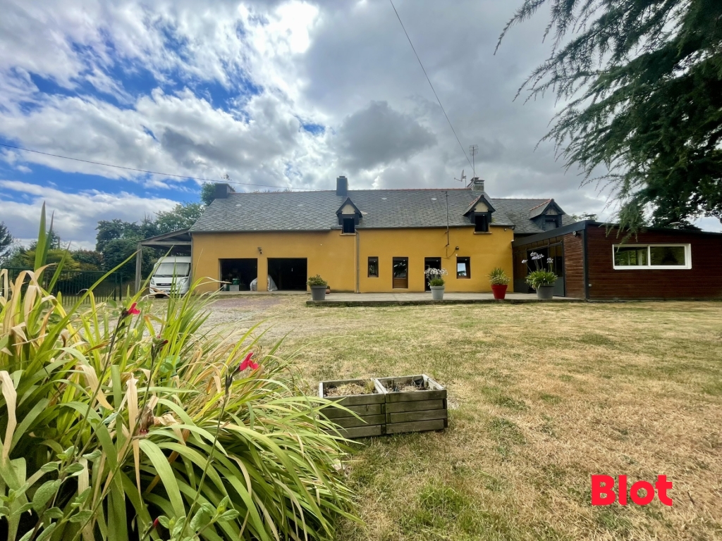 A VENDRE – Longère familiale 4 chambres avec double garage et hangars – LOUTEHEL