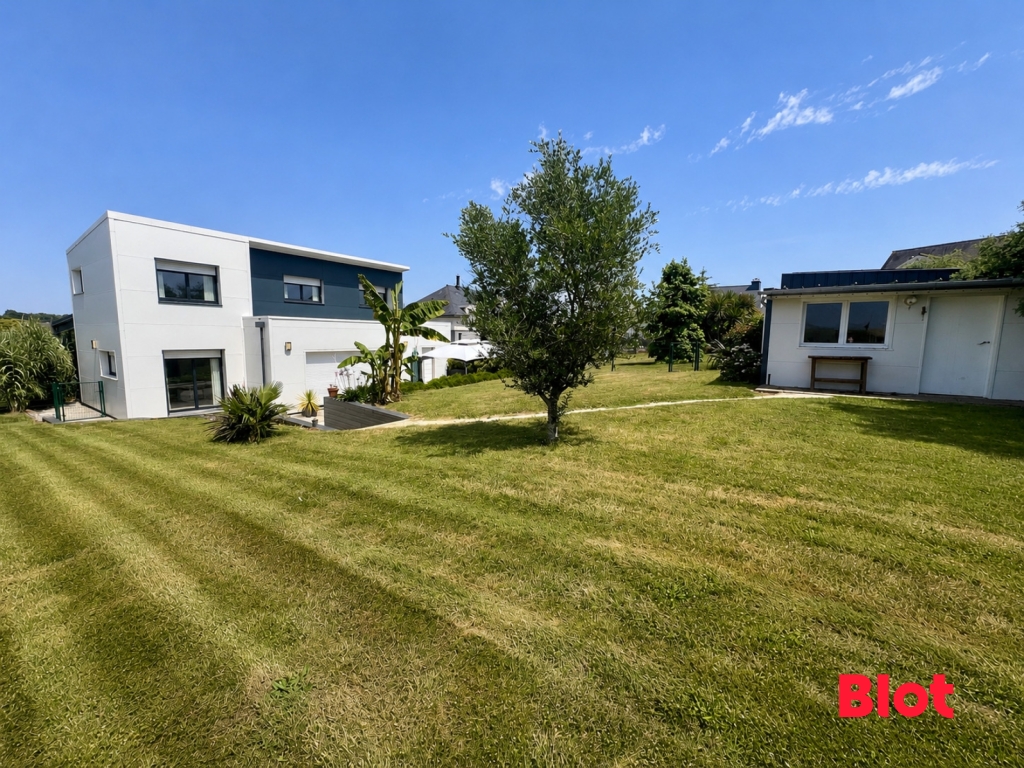A VENDRE BLOT IMMOBILIER - TREMOREL (22230) - Maison récente - 5 chambres - terrain 1 245 m²