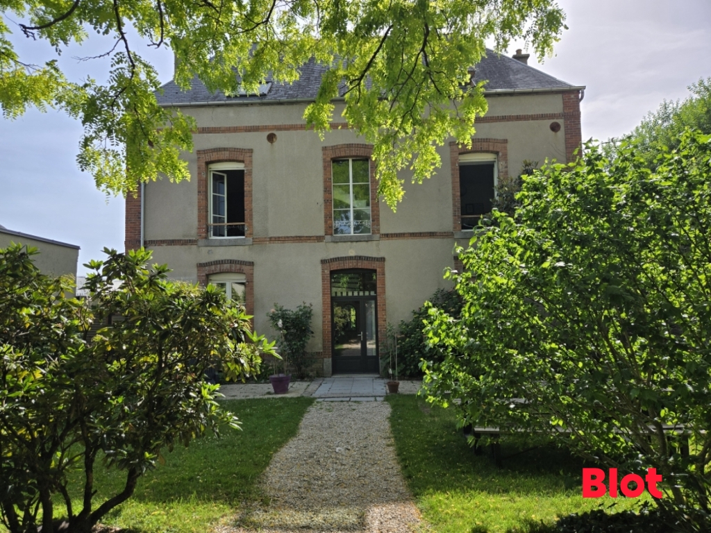 Fougères – Belle maison de ville de plus de 230 m²- 6 CH