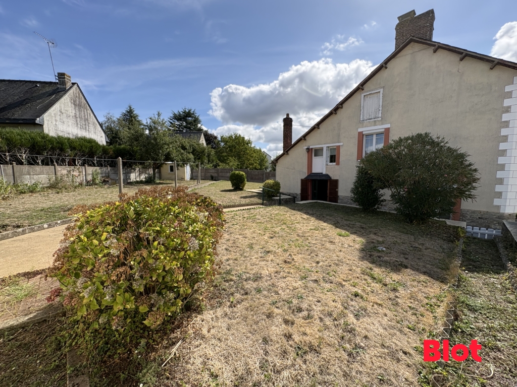 Maison de bourg avec garage et stockage - 4 pièces sur un terrain de 467 m²