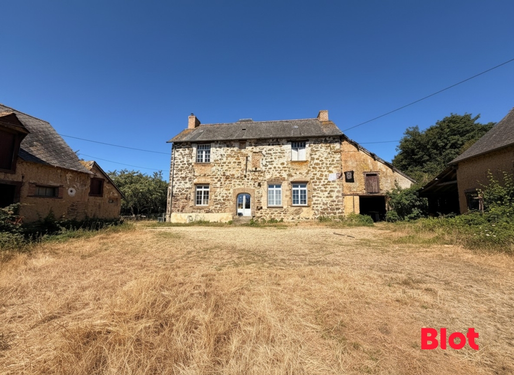 A VENDRE à CHAVAGNE Manoir A RENOVER avec ses dépendances en campagne proche des étangs d'Apigné