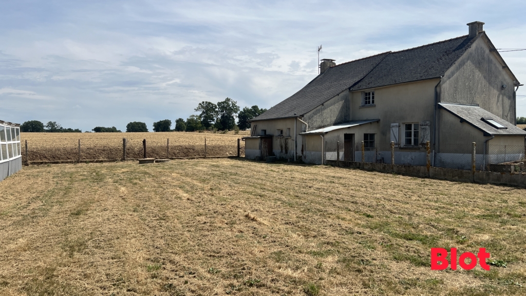 À VENDRE EN EXCLUSIVITÉ PAR BLOT IMMOBILIER LIFFRÉ – Longère à rénover avec terrain et dépendances