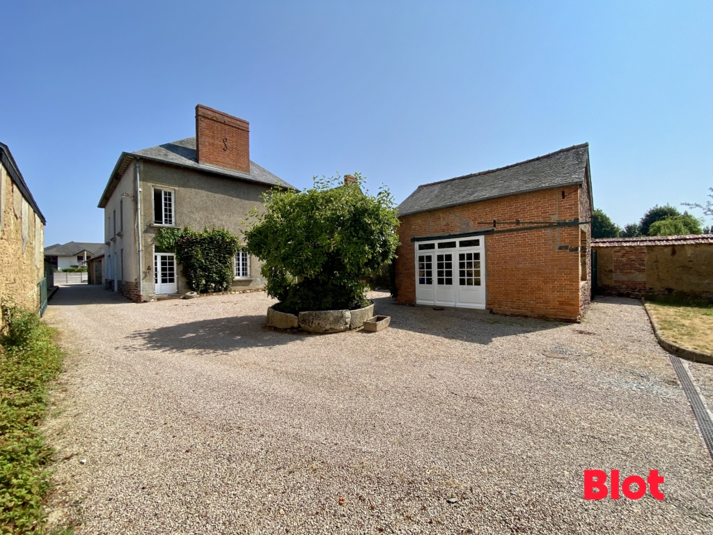 Maison de caractère en plein cœur de Saint-Méen-le-Grand – 204 m² habitables sur 1 815 m² de terrain