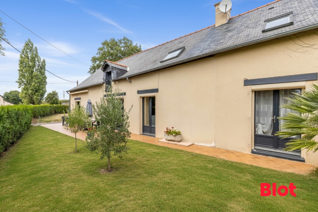 A VENDRE - BELLE LONGERE AVEC GRAND TERRAIN PROCHE DU CENTRE-VILLE