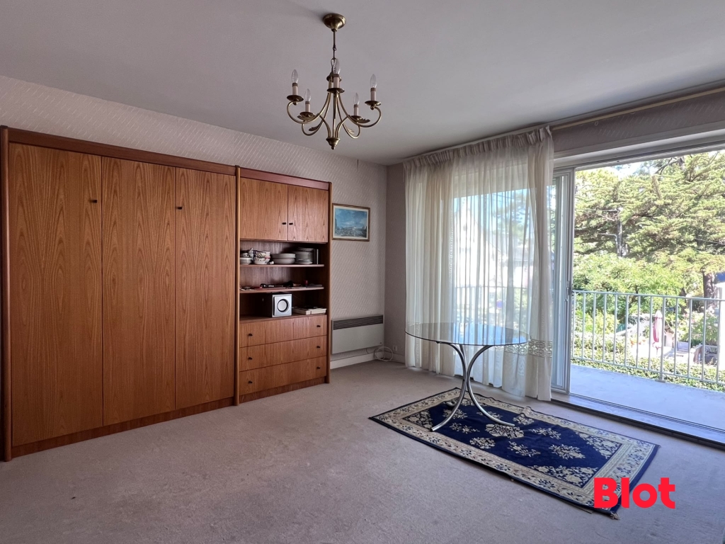 A rénover - T2 de 52 m² avec vue latérale mer