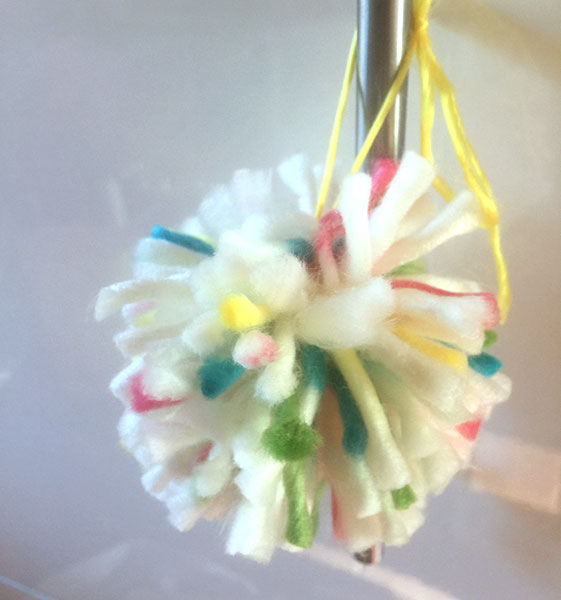 Pompons blanc et multicolor