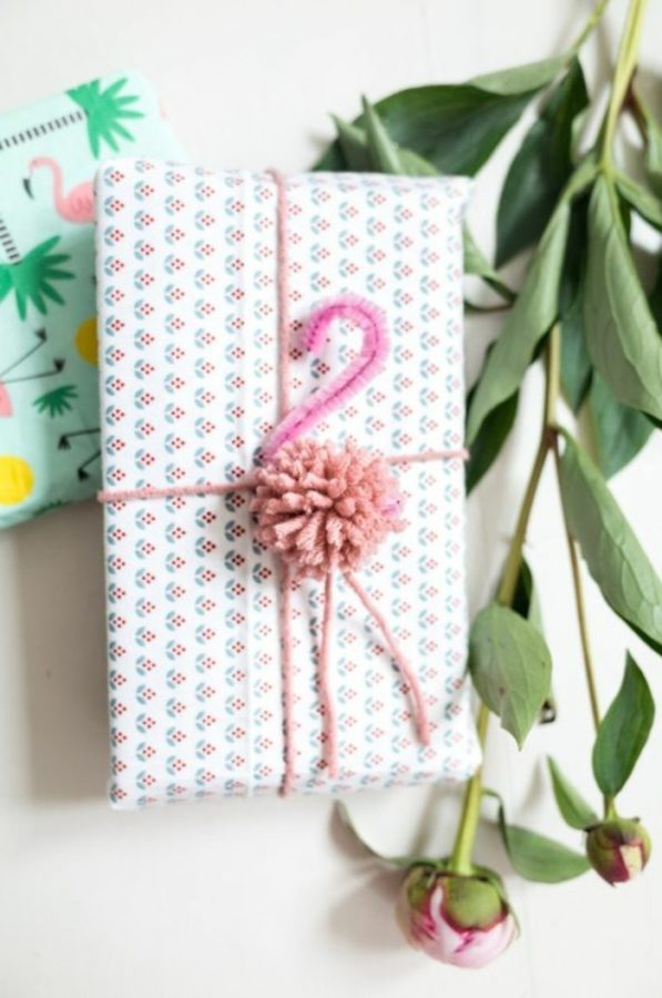 Paquet cadeau avec un flamand rose en pompon et fil chenille rose