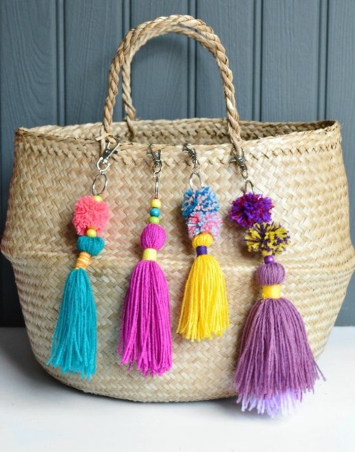 Petits pompons ronds et grands pompons glands colorés sur un sac