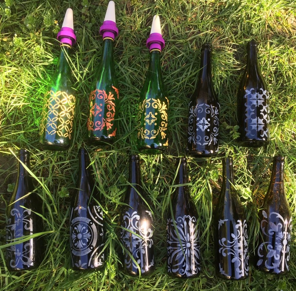 Bouteilles décorées au pochoir