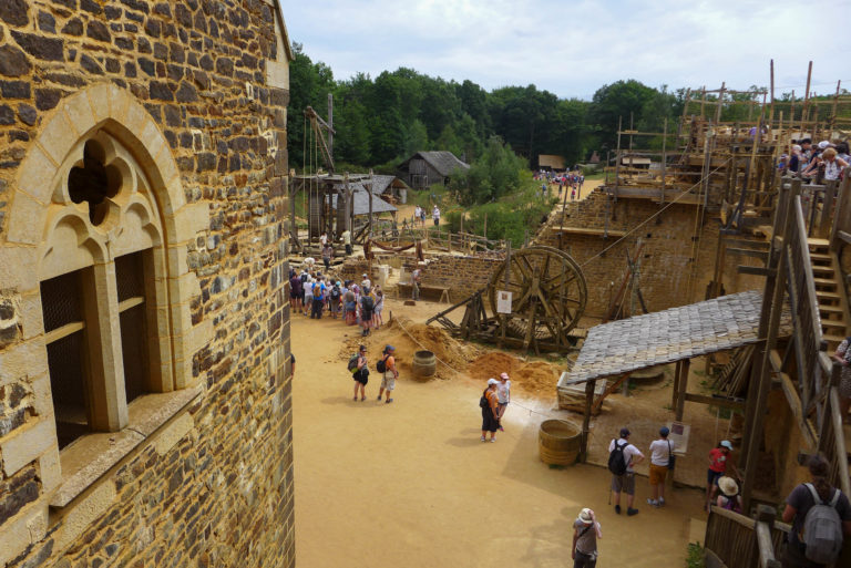 Guédelon, un château médiéval en construction (mai>novembre) • bao