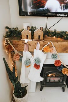 Pompons sur des chaussettes de noël