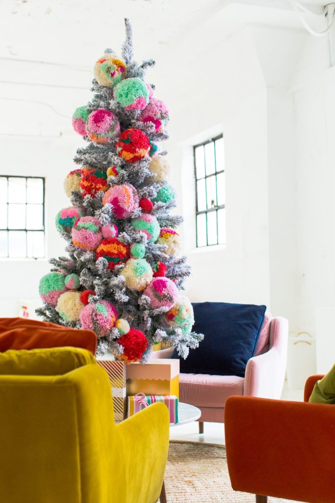 Sapin avec pompons géants
