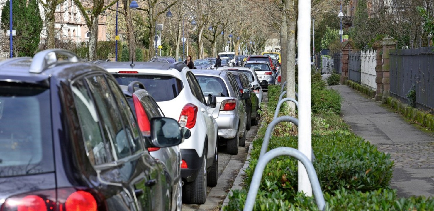 Eine komplett zugeparkte Straße mit keinem Platz für Kinder. Eine komplett zugeparkte Straße mit keinem Platz für Kinder.