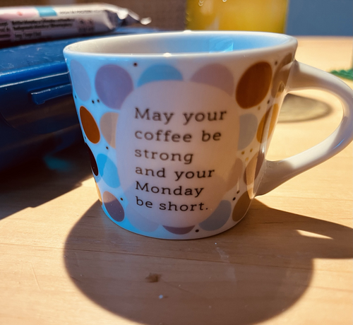 Espressotasse, große Punkte, beschriftet: May your coffee be strong and your Monday be short