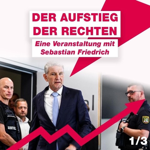 Björn Höcke bei seiner Verurteilung, der unter einer roten Pfeilgrafik läuft. Der Text lautet "DER AUFSTIEG DER RECHTEN - Eine Veranstaltung mit Sebastian Friedrich". Sicherheitspersonal und andere Männer sind