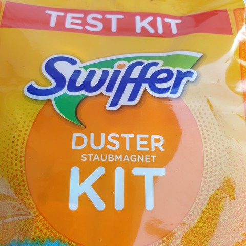 Bildausschnitt des Fotos eines Swiffer Duster Test Kits mit folgendem Schriftzug:

TEST KIT
Swiffer
DUSTER
STAUBMAGNET
KIT