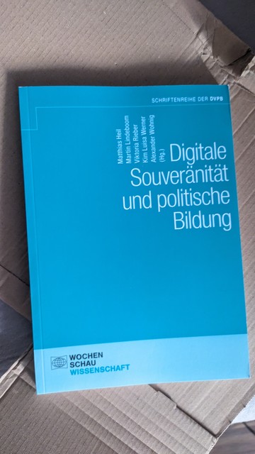 Foto von einem Buch mit dem Titel: Digitale Souveränität und politische Bildung. Hrsg.: Matthias Heil, Martin Lindeboom, Viktoria Rieber, Alexander Wohnig