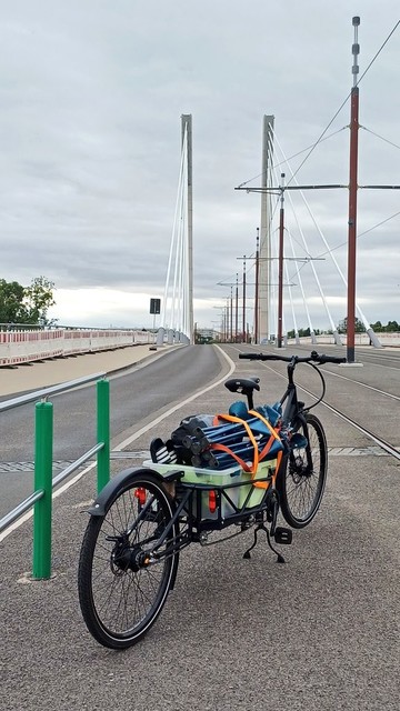 Lastenrad auf Brücke