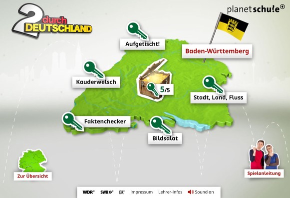 Screenshot zum Spiel „2 durch Deutschland“. Zu sehen ist eine grüne Karte von Baden-Württemberg. Darauf die unterschiedlichen Spielkategorien wie „Faktenchecker“, „Bildsalat“ und weitere. In der Mitte eine Schatzkiste, die anzeigt, wie viele Kategorien man bereits erfolgreich bearbeitet hat