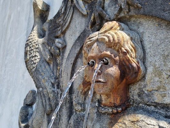 Figur aus deren Augen Wasser fließt 